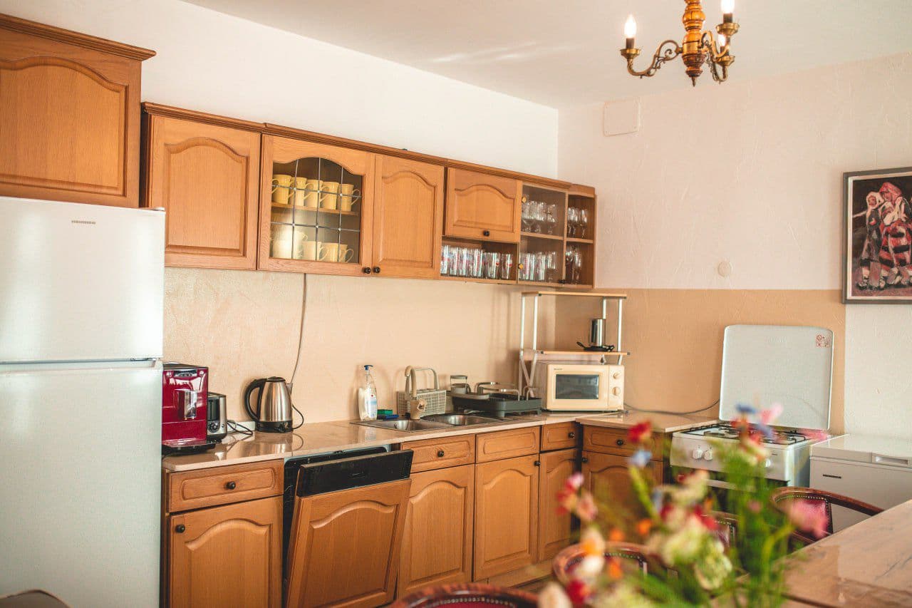Interior cu bucătărie deschisă, văzut în fotografiile Casei Dretea.